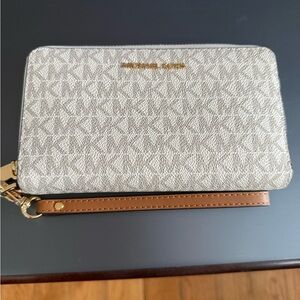 Michael Kors Jet Set Signature Logo Smartphone Metallic Wristlet with Tan Strap